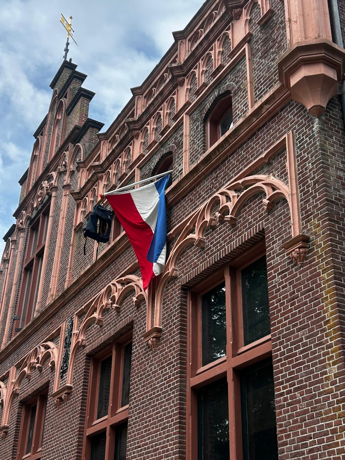De vlag uit voor de geslaagde